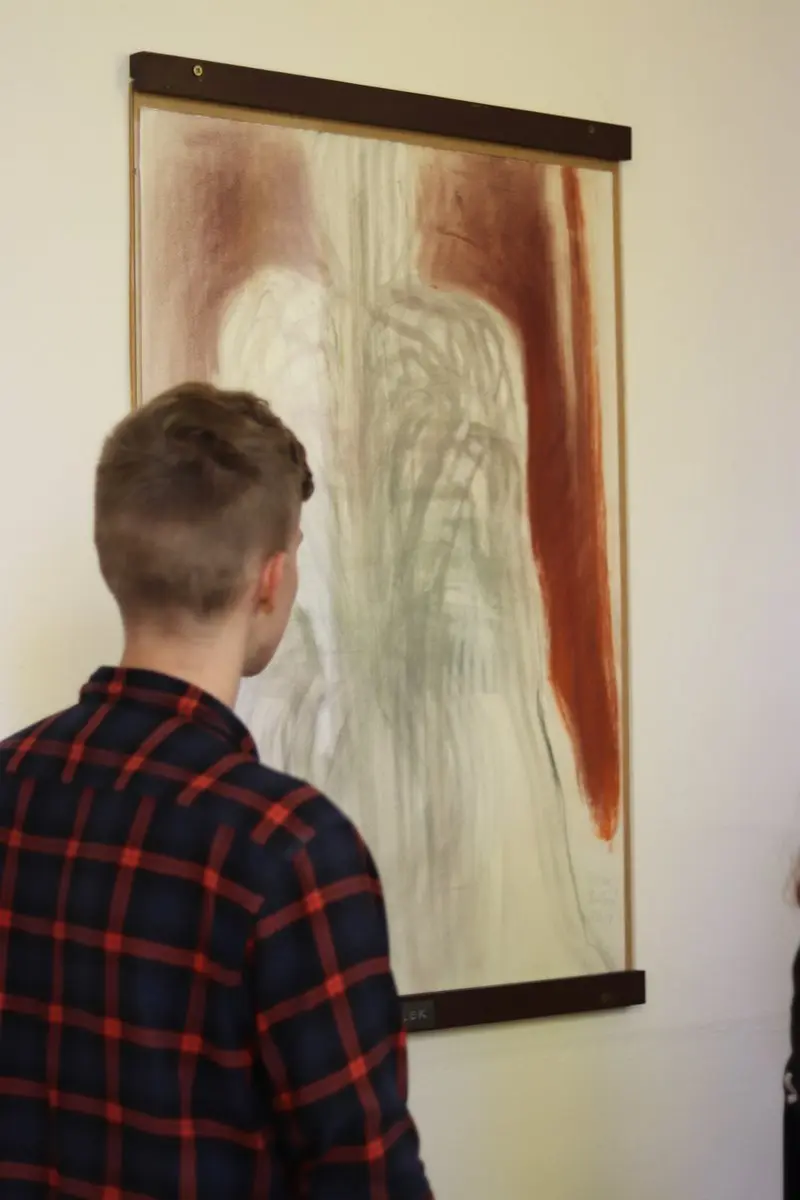 Vernisáž výstavy výtvarnice Ilony Chválové ve školní Galerii na chodbě