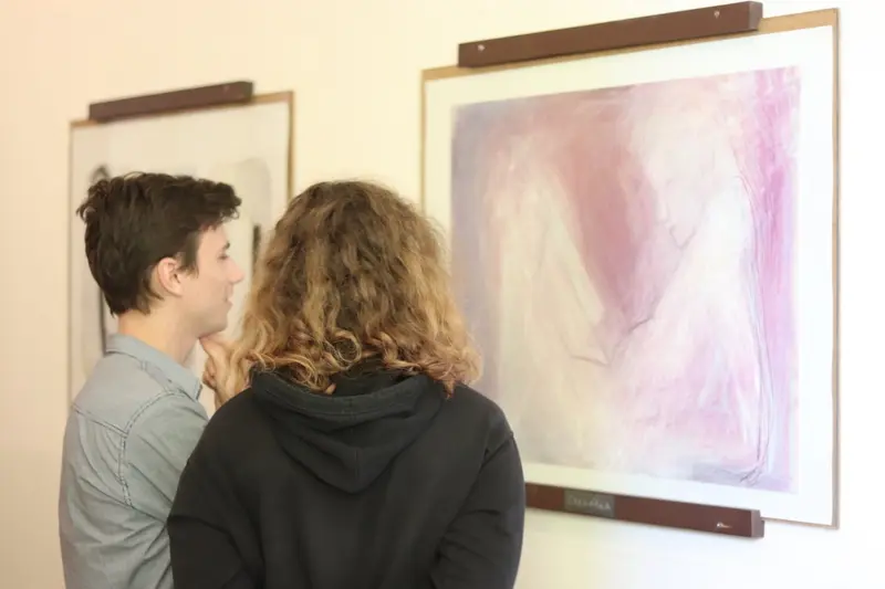 Vernisáž výstavy výtvarnice Ilony Chválové ve školní Galerii na chodbě