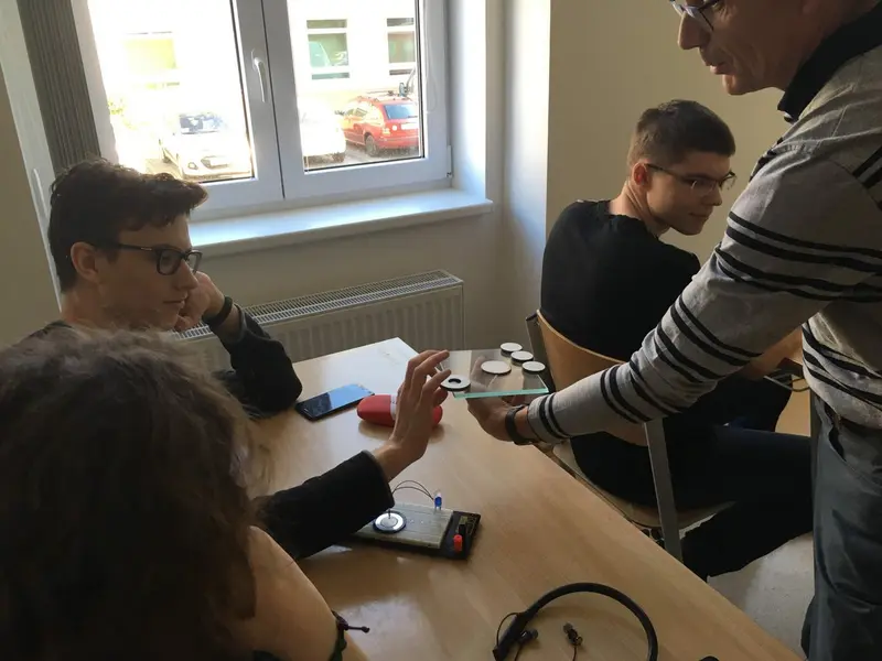 Septima a oktáva na interaktivní přednášce na katedře fyziky TUL