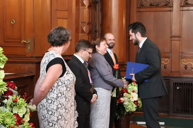 Maturantky a maturanti na slavnostním předávání maturitního vysvědčení