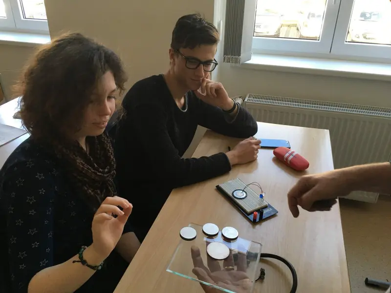 Septima a oktáva na interaktivní přednášce na katedře fyziky TUL