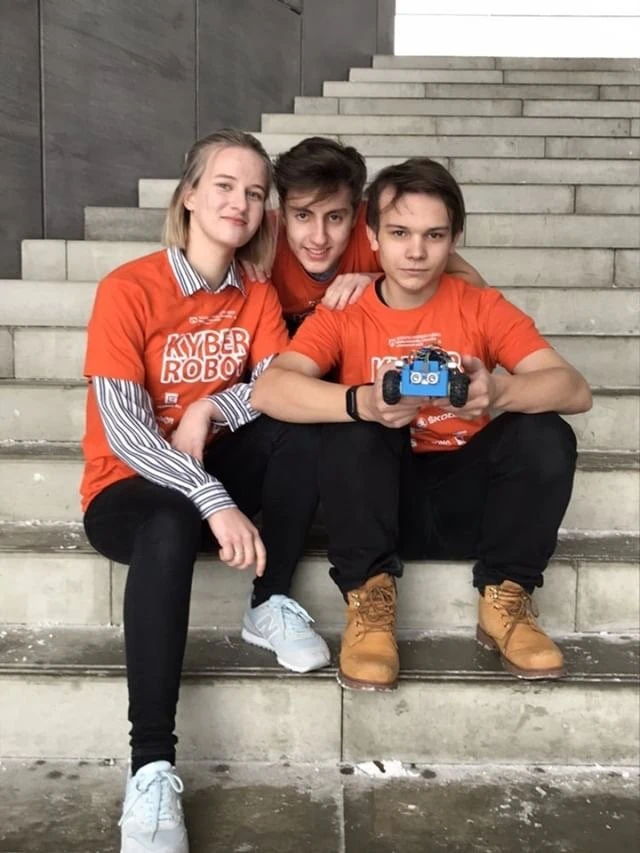 Aplikovaná informatika a soutěž KyberRobot 2019