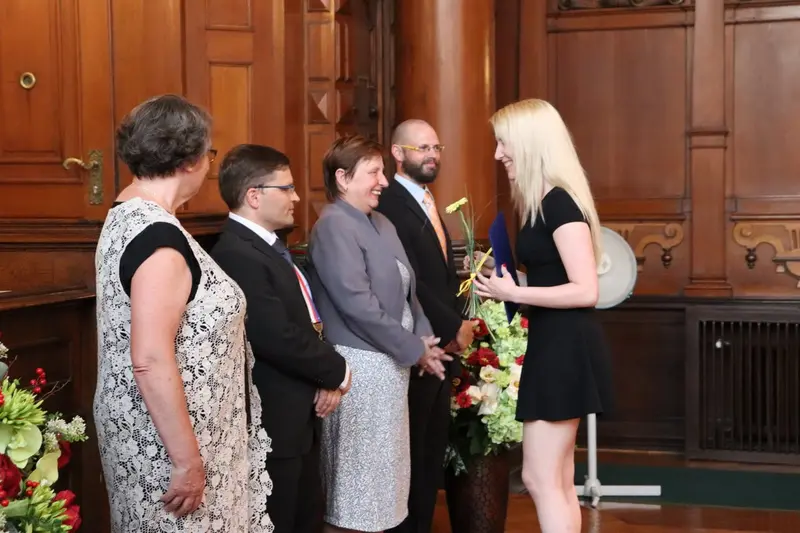 Maturantky a maturanti na slavnostním předávání maturitního vysvědčení