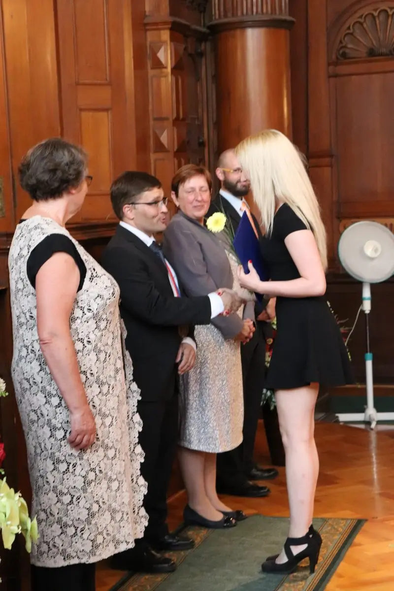 Maturantky a maturanti na slavnostním předávání maturitního vysvědčení