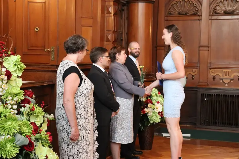 Maturantky a maturanti na slavnostním předávání maturitního vysvědčení