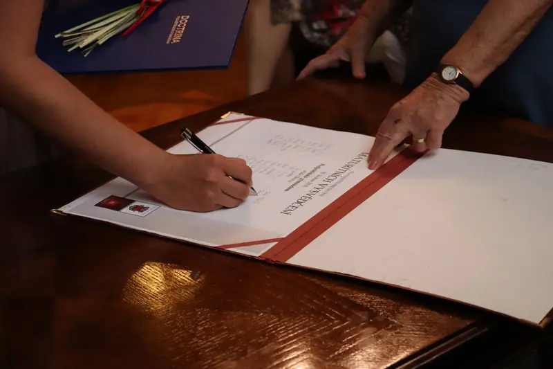 Maturantky a maturanti na slavnostním předávání maturitního vysvědčení