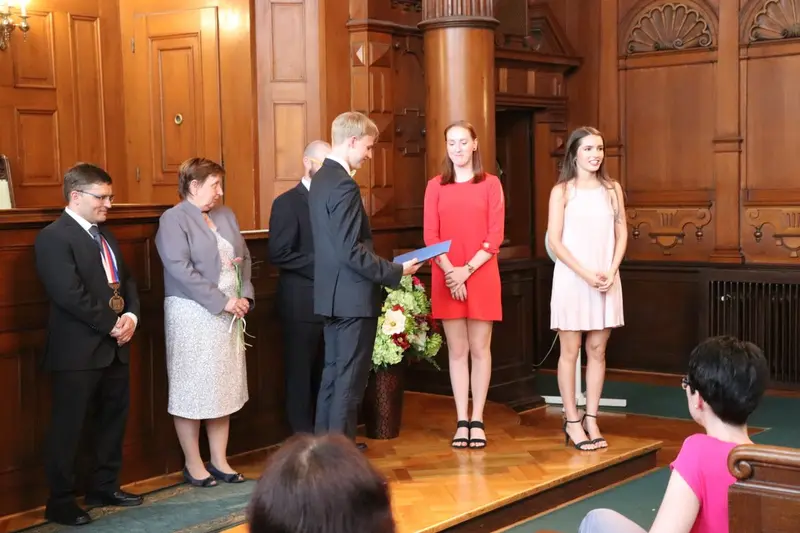 Maturantky a maturanti na slavnostním předávání maturitního vysvědčení