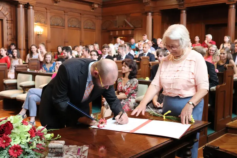 Maturantky a maturanti na slavnostním předávání maturitního vysvědčení