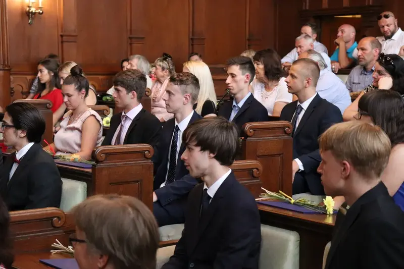 Maturantky a maturanti na slavnostním předávání maturitního vysvědčení