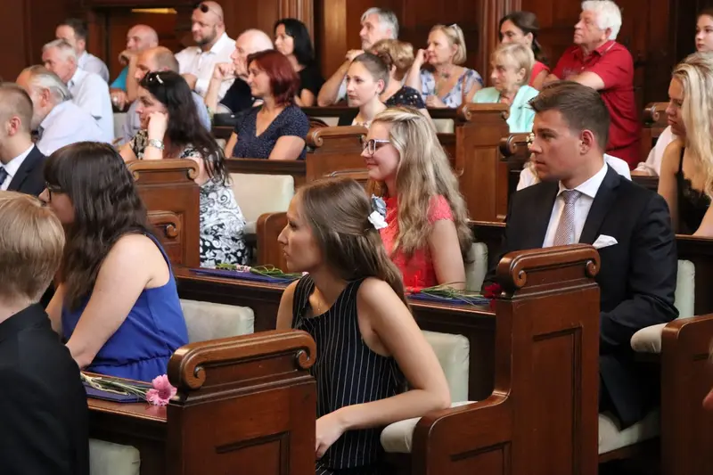 Maturantky a maturanti na slavnostním předávání maturitního vysvědčení