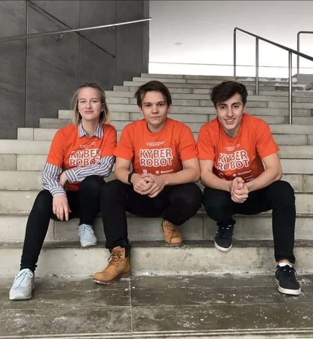 Aplikovaná informatika a soutěž KyberRobot 2019