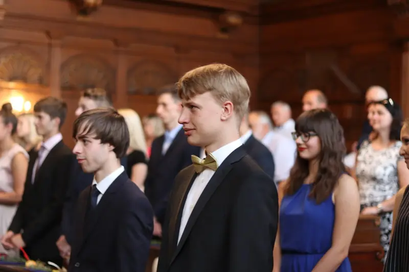 Maturantky a maturanti na slavnostním předávání maturitního vysvědčení