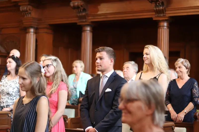 Maturantky a maturanti na slavnostním předávání maturitního vysvědčení