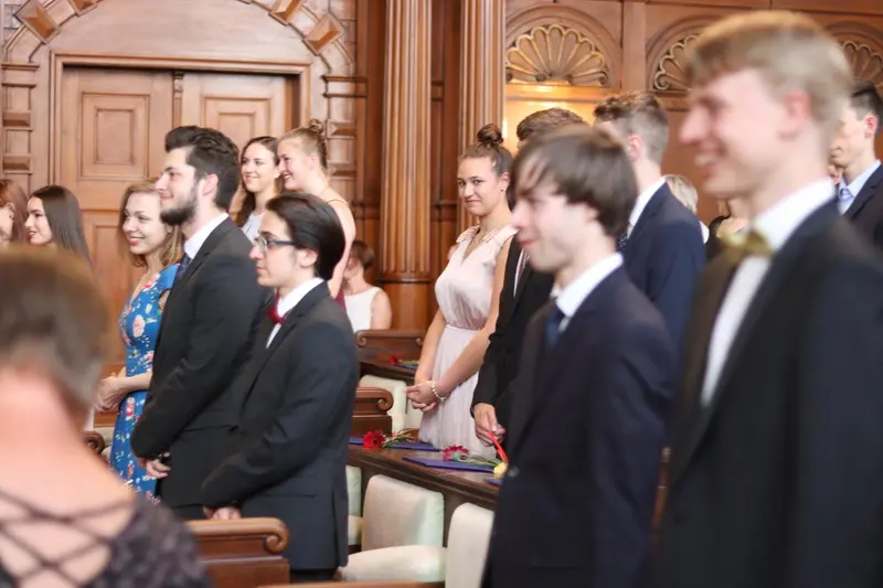 Maturantky a maturanti na slavnostním předávání maturitního vysvědčení