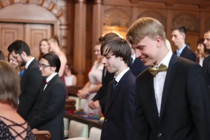 Maturantky a maturanti na slavnostním předávání maturitního vysvědčení
