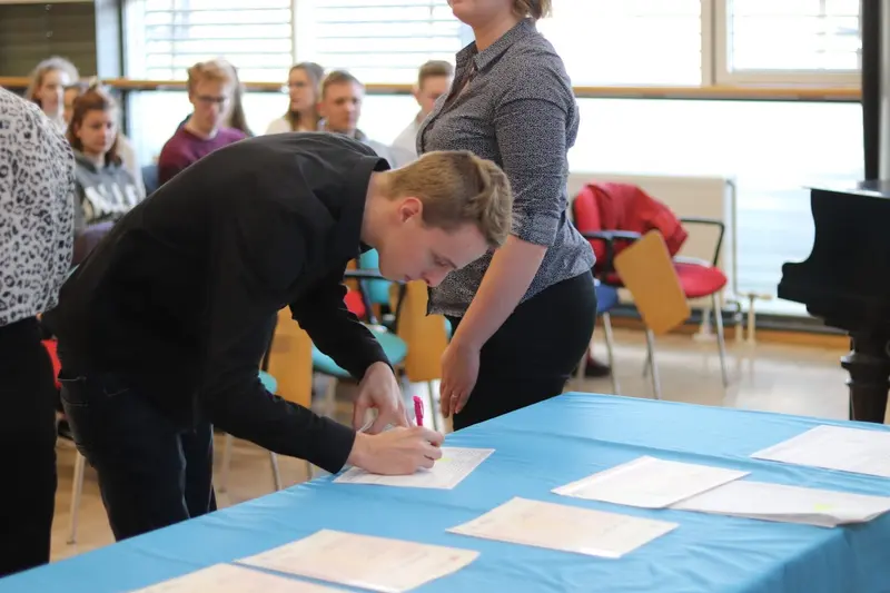 Slavnostní předávání FCE a CAE certifikátů studentům oktávy