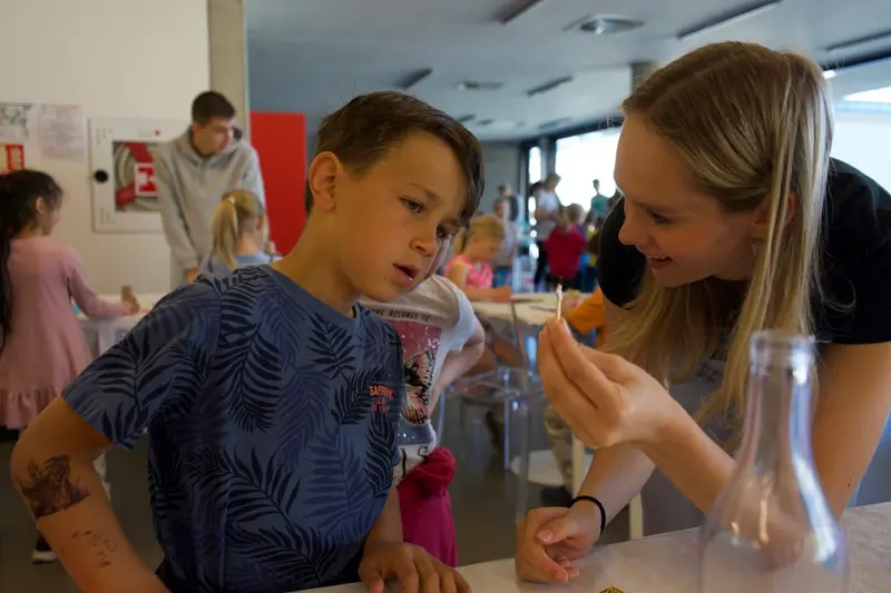 Studenti excelovali na Fyzikálním jarmarku