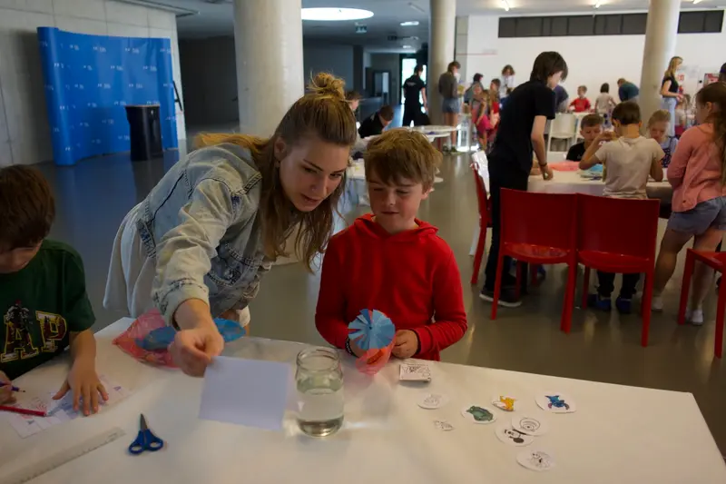 Studenti excelovali na Fyzikálním jarmarku