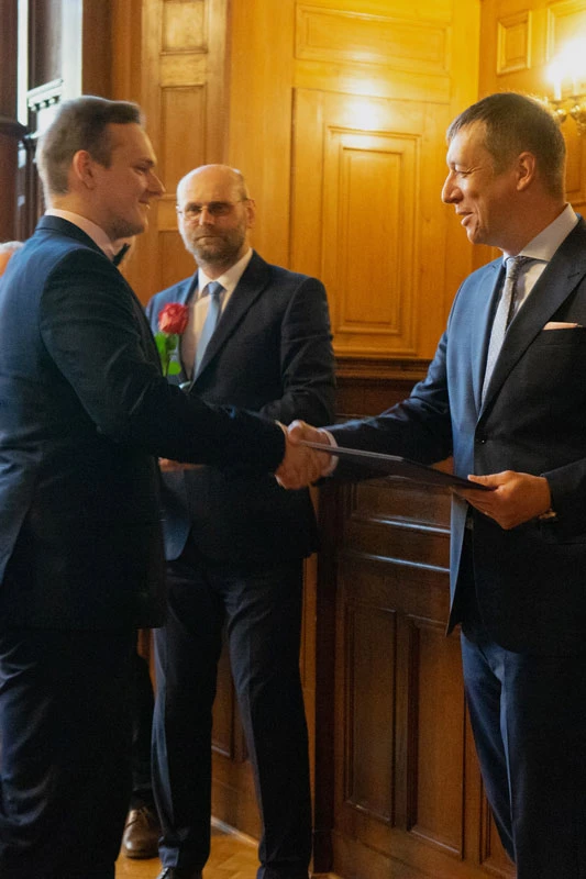 PŘEDÁVÁNÍ MATURITNÍCH VYSVĚDČENÍ