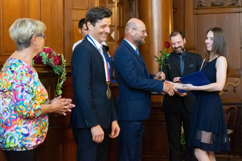 PŘEDÁVÁNÍ MATURITNÍCH VYSVĚDČENÍ