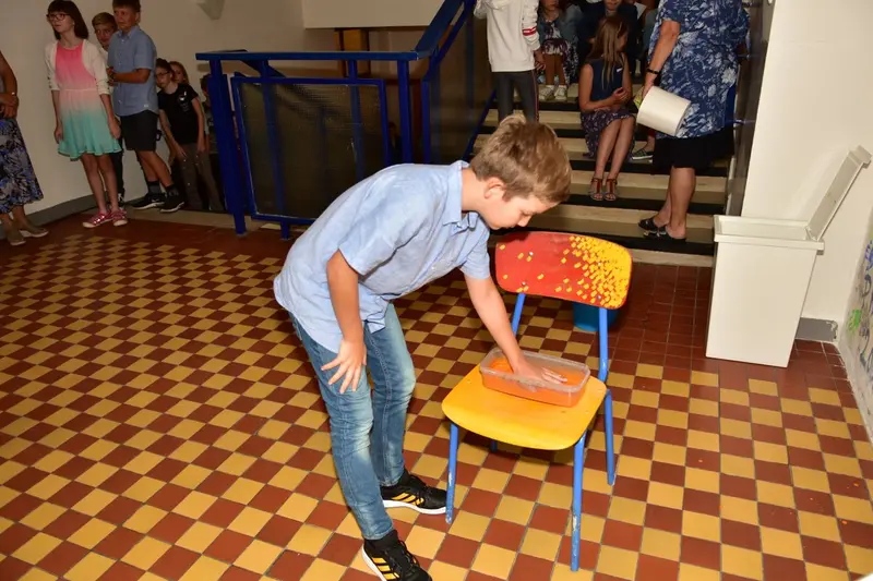 Primáni mají za sebou uvítací rituál "Ručičky"
