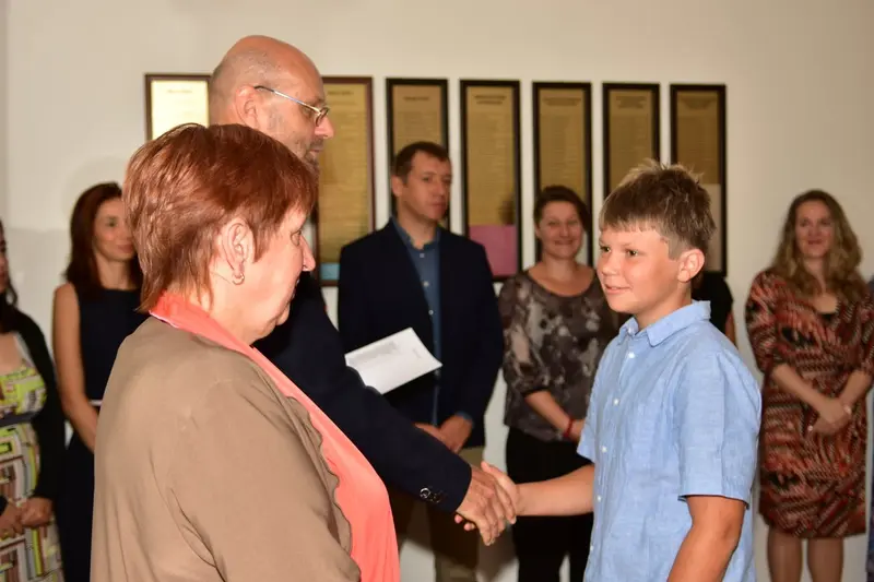 Primáni mají za sebou uvítací rituál "Ručičky"