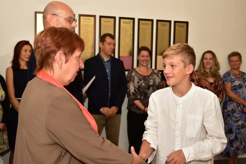 Primáni mají za sebou uvítací rituál "Ručičky"