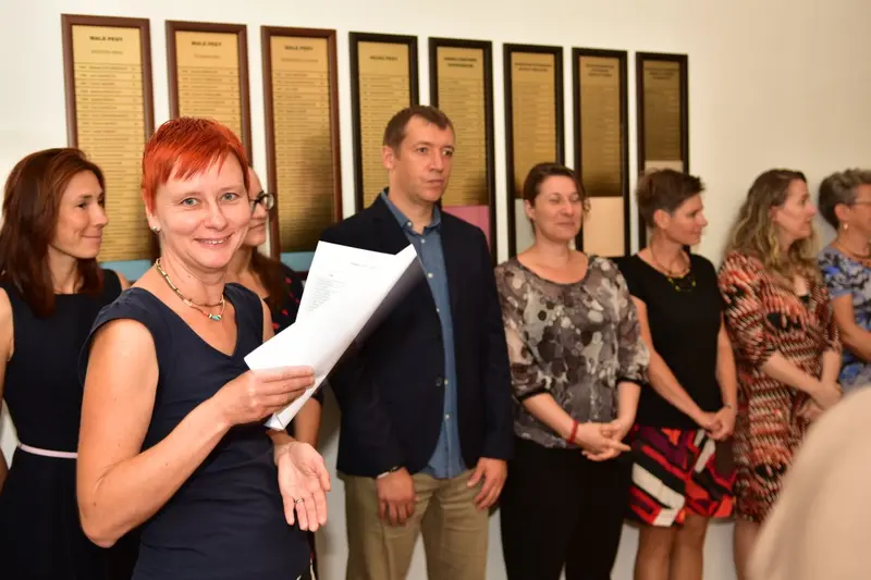 Primáni mají za sebou uvítací rituál "Ručičky"