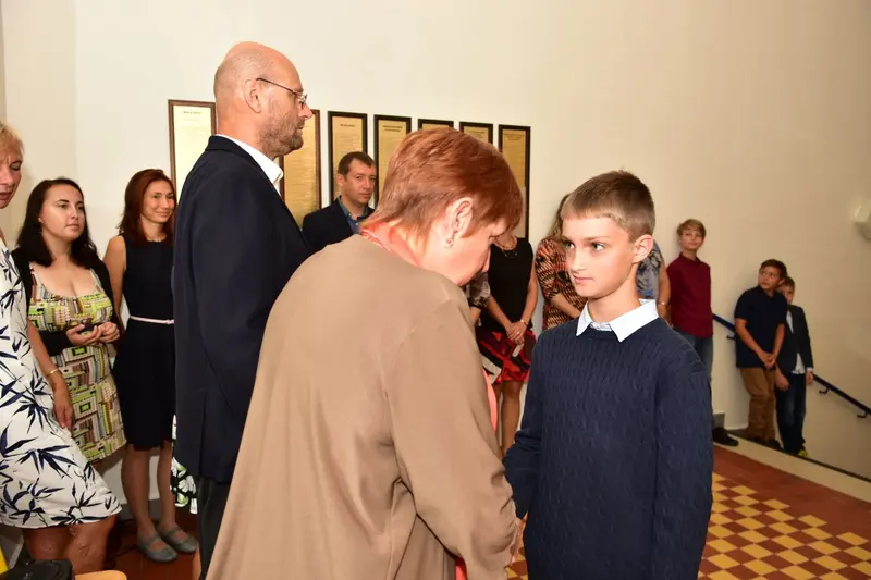 Primáni mají za sebou uvítací rituál "Ručičky"