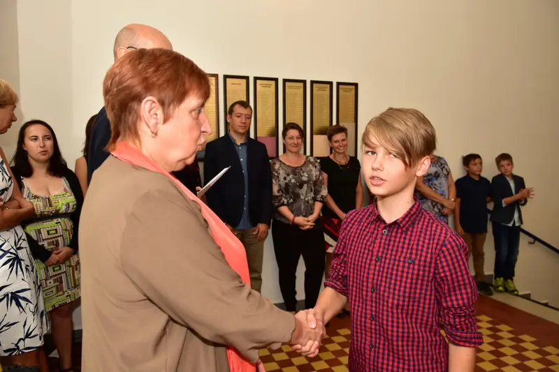 Primáni mají za sebou uvítací rituál "Ručičky"