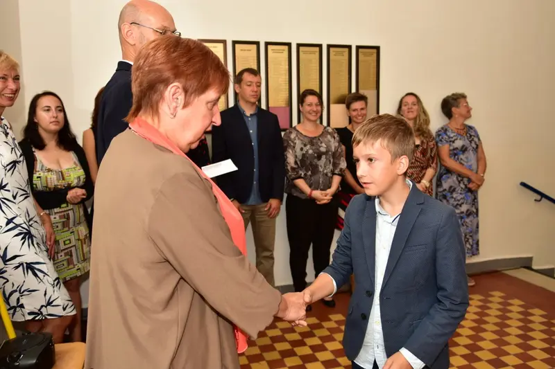 Primáni mají za sebou uvítací rituál "Ručičky"