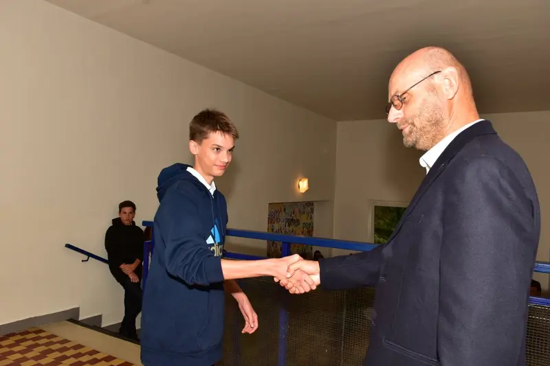 Studenti 1.ročníku zanechali první den ve škole svůj nepřehlédnutelný otisk