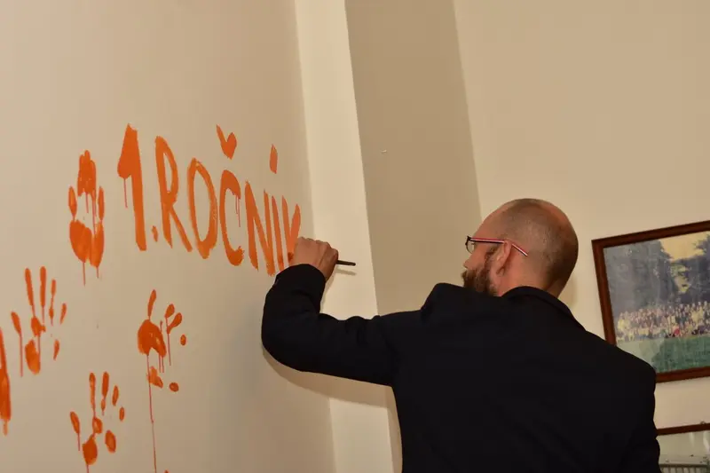 Studenti 1.ročníku zanechali první den ve škole svůj nepřehlédnutelný otisk