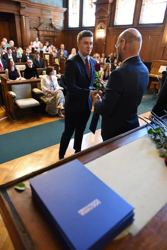 PŘEDÁVÁNÍ MATURITNÍCH VYSVĚDČENÍ