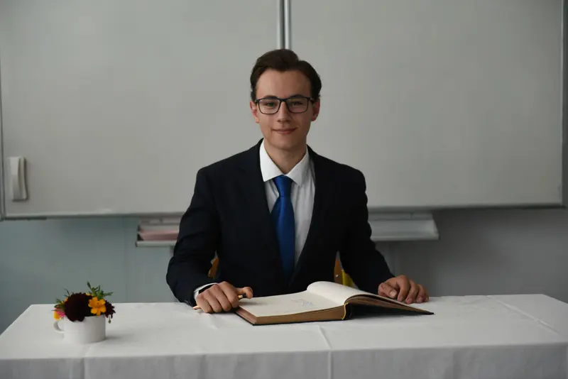 SLAVNOSTNÍ RAUT MATURITNÍCH ROČNÍKŮ