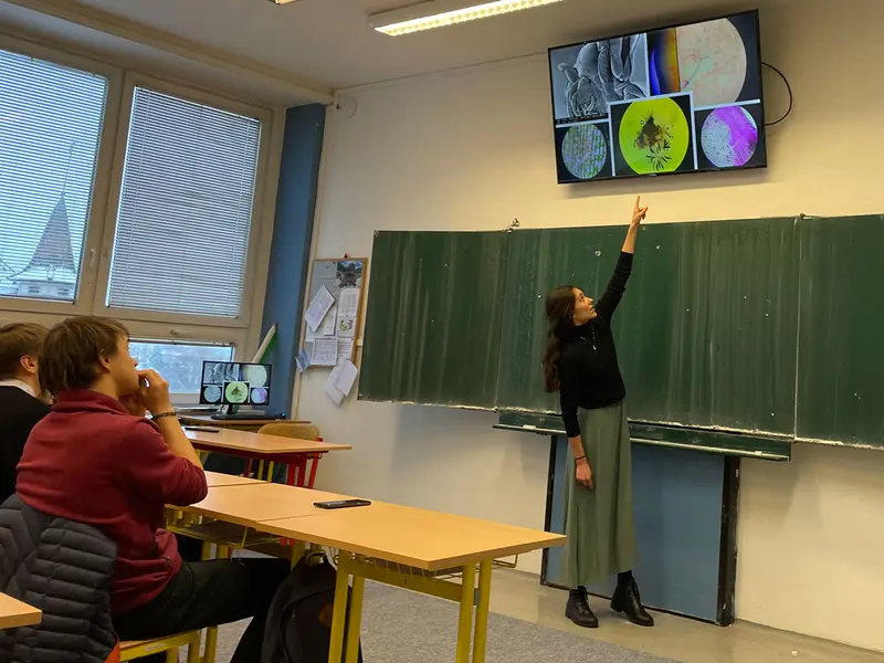 Den s absolventy