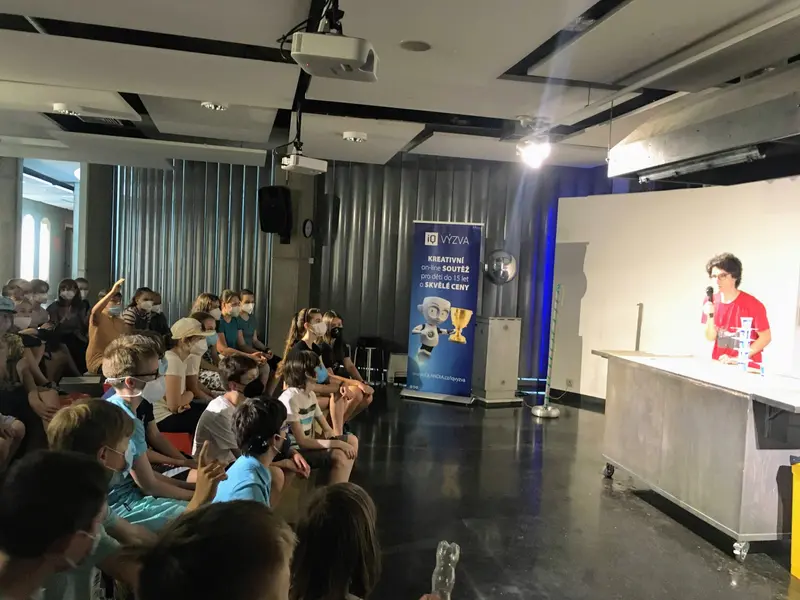 Vidět Newtonovy pohybové zákony v podání kvinty
