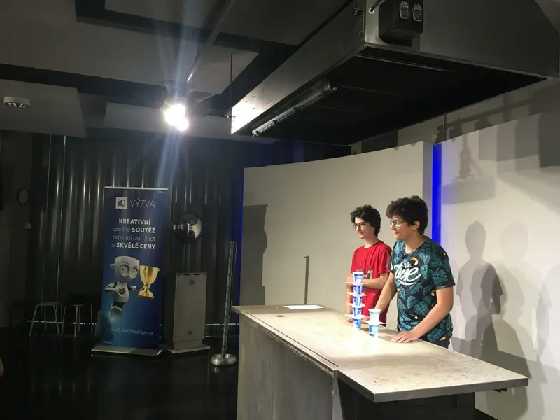 Vidět Newtonovy pohybové zákony v podání kvinty