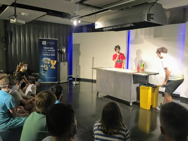 Vidět Newtonovy pohybové zákony v podání kvinty