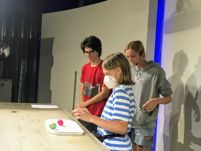 Vidět Newtonovy pohybové zákony v podání kvinty