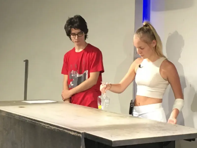 Vidět Newtonovy pohybové zákony v podání kvinty