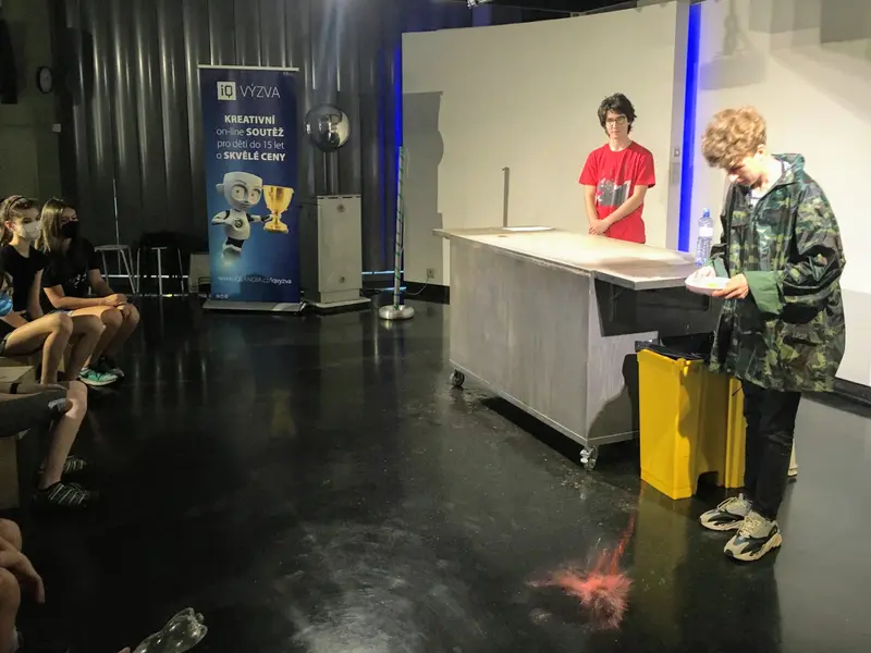 Vidět Newtonovy pohybové zákony v podání kvinty