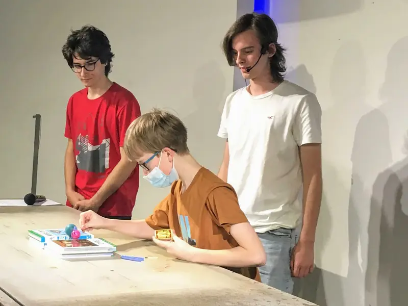 Vidět Newtonovy pohybové zákony v podání kvinty
