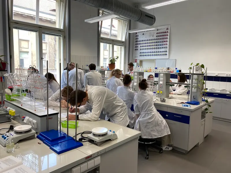 II. ročník v laboratořích VŠCHT