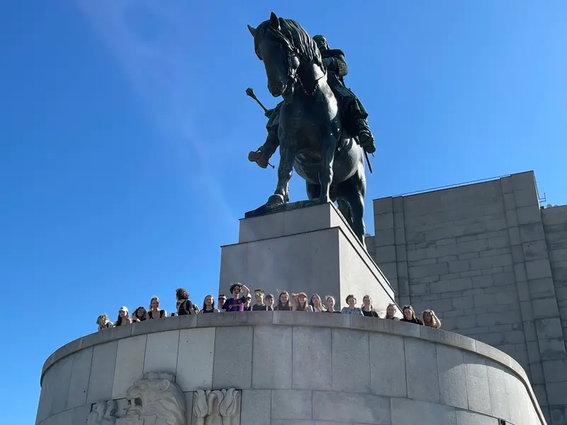 Den druhý: armáda a umění