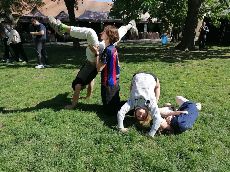 Den druhý: armáda a umění