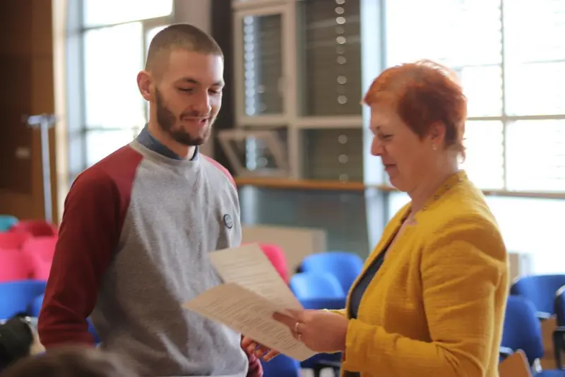 Předávání FCE certifikátů oktavánům