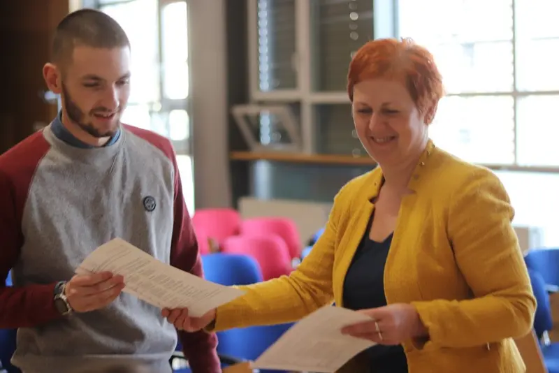 Předávání FCE certifikátů oktavánům
