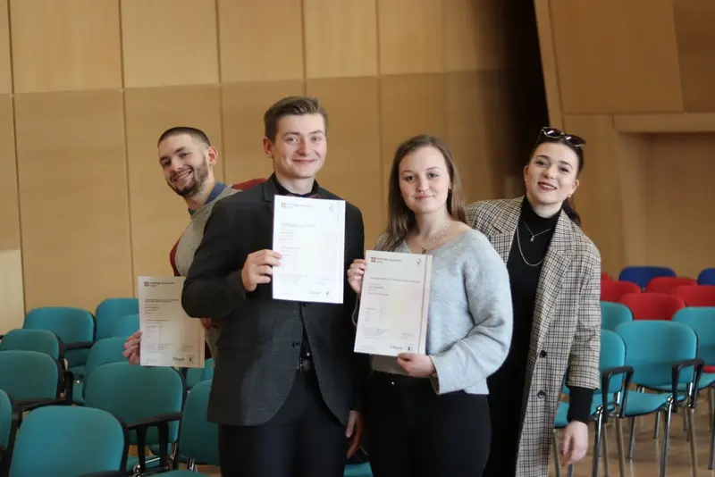 Předávání FCE certifikátů oktavánům