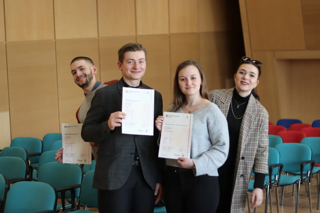 Předávání FCE certifikátů oktavánům